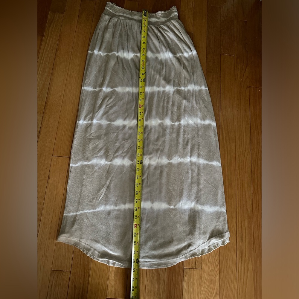 Victoria’s Secret long elastic band pull on beige and white lined skirt